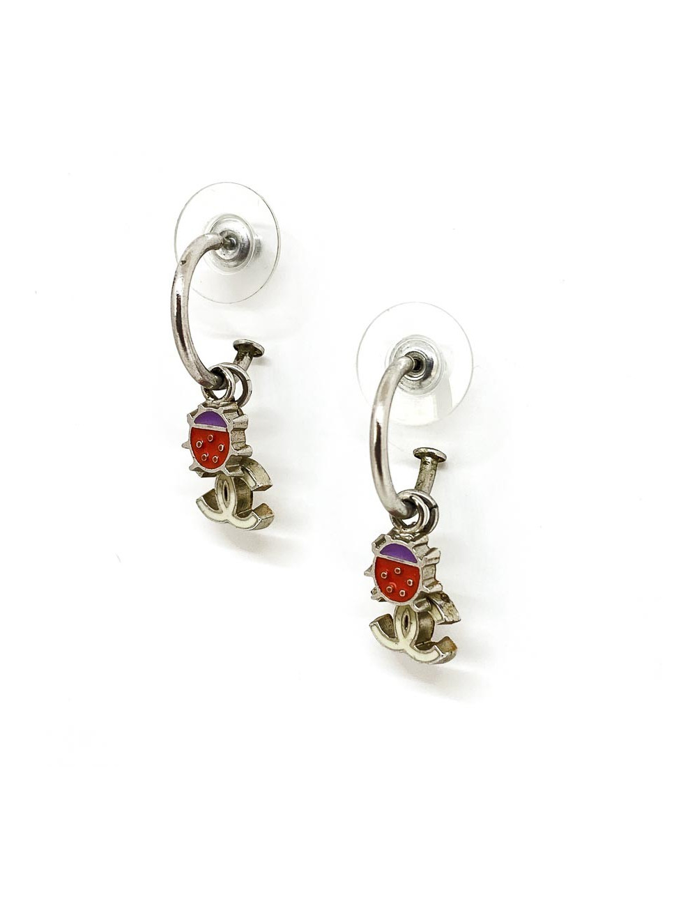 Boucles d'oreille clous CHANEL Coccinelle rouge et CC blanc
