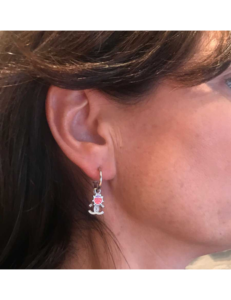 Boucles d'oreille clous CHANEL Coccinelle rouge et CC blanc