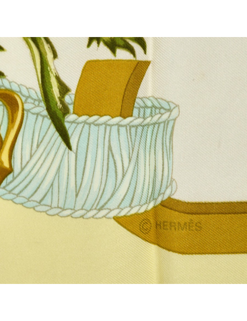 Carré HERMES Regina 100% soie