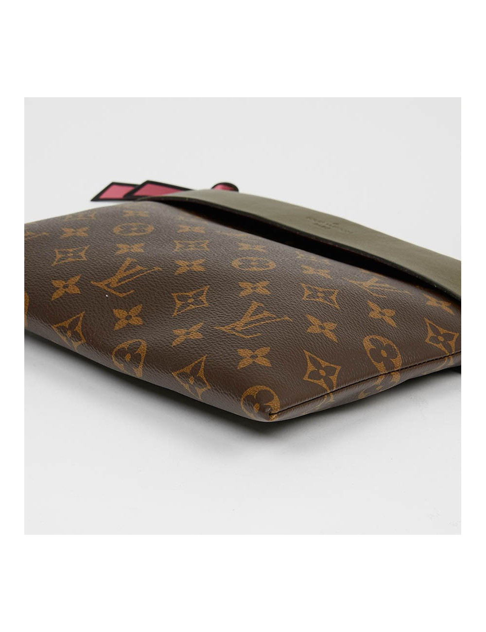LOUIS VUITTON pochette monogram et revers kaki