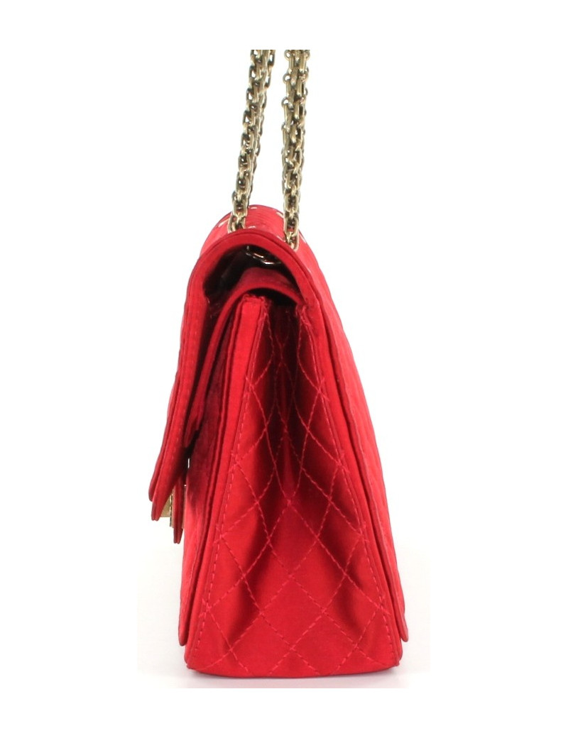 Sac CHANEL 2.55 en satin rouge matelassé et chaîne bronze