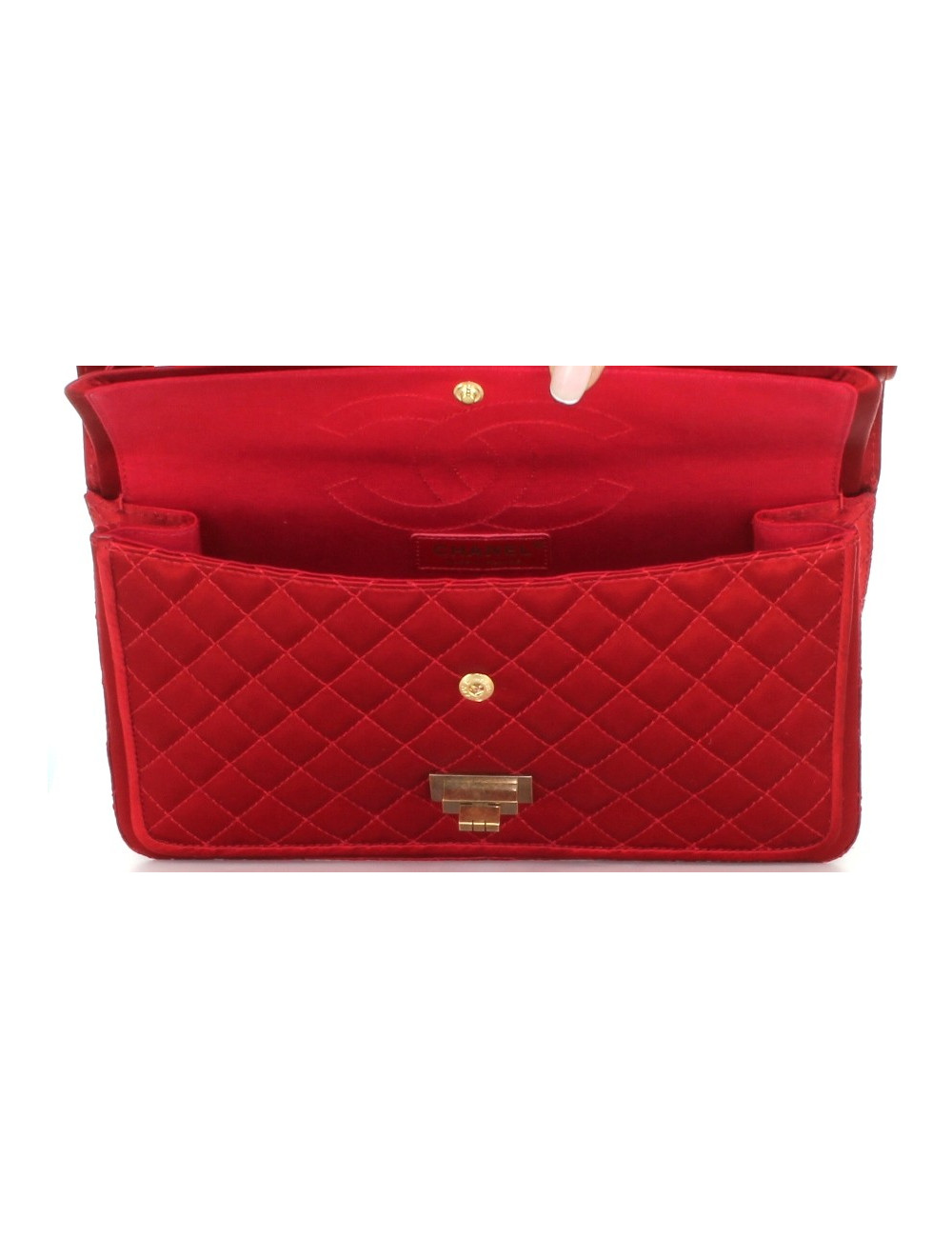 Sac CHANEL 2.55 en satin rouge matelassé et chaîne bronze