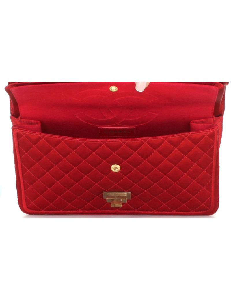 Sac CHANEL 2.55 en satin rouge matelassé et chaîne bronze