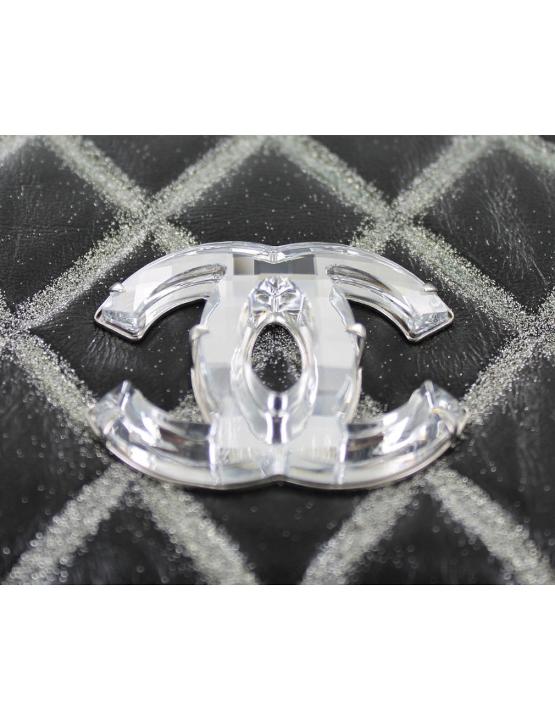 Sac CHANEL en cuir matelassé noir et paillettes argentées