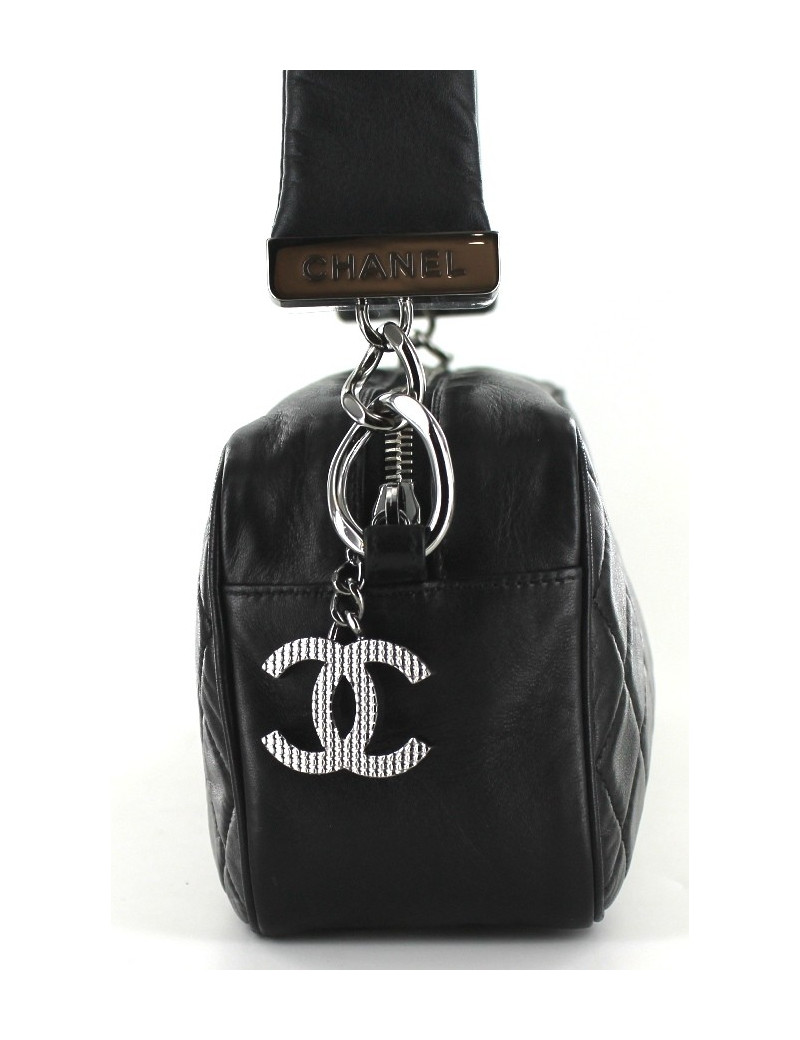 Sac CHANEL en cuir d'agneau noir matelassé 